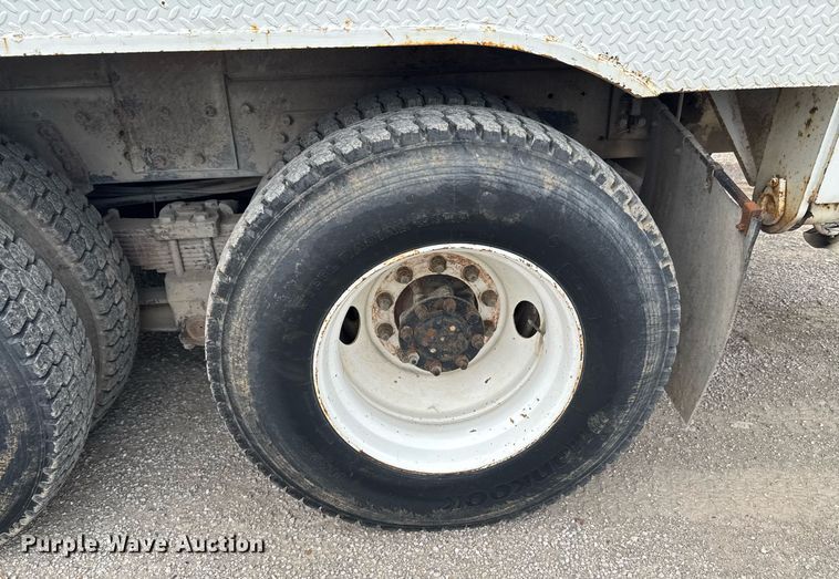 image for item DO0775 1999 International 4900 digger derrick truck