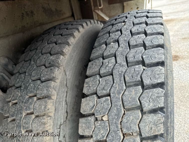 image for item DO0775 1999 International 4900 digger derrick truck