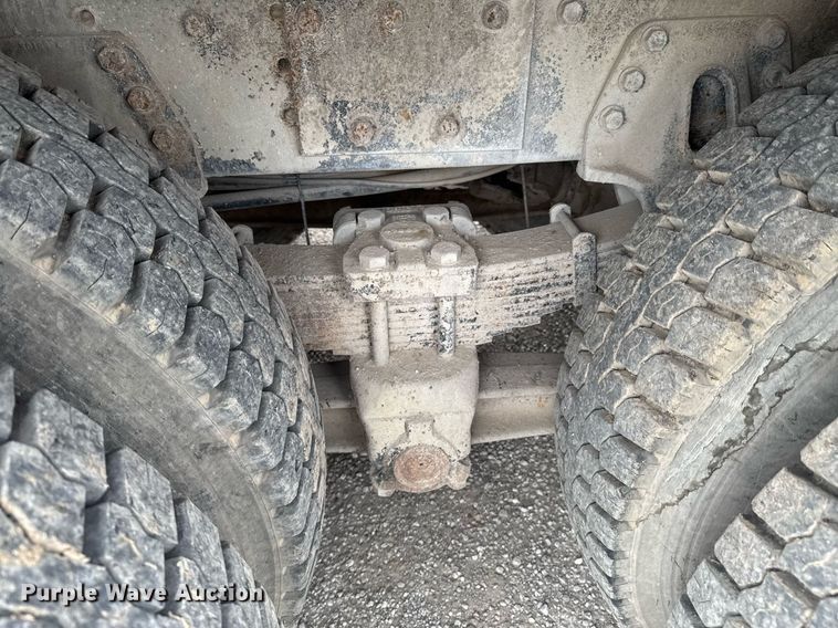 image for item DO0775 1999 International 4900 digger derrick truck