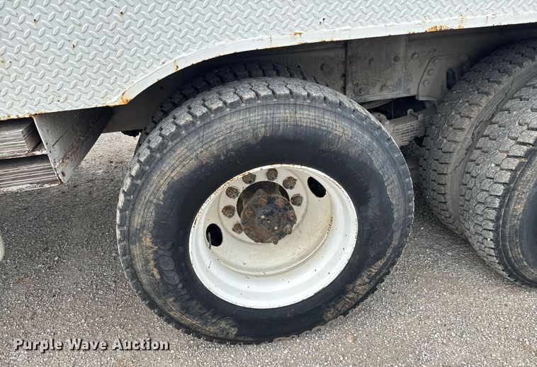 image for item DO0775 1999 International 4900 digger derrick truck