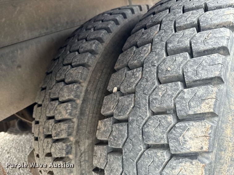 image for item DO0775 1999 International 4900 digger derrick truck