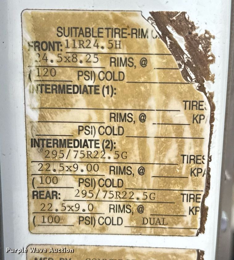 image for item DO0775 1999 International 4900 digger derrick truck