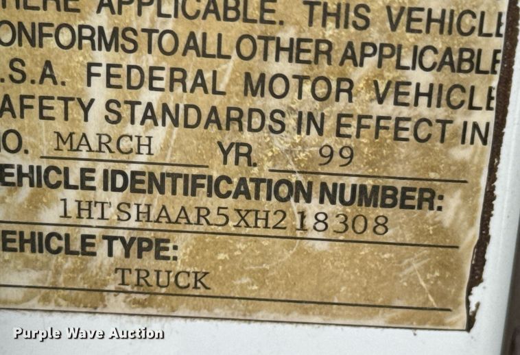 image for item DO0775 1999 International 4900 digger derrick truck