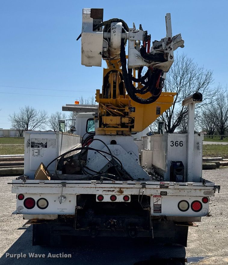 image for item DO0776 1999 International 4700 bucket truck