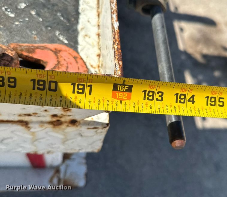 image for item DO0776 1999 International 4700 bucket truck