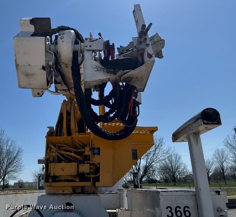 image for item DO0776 1999 International 4700 bucket truck