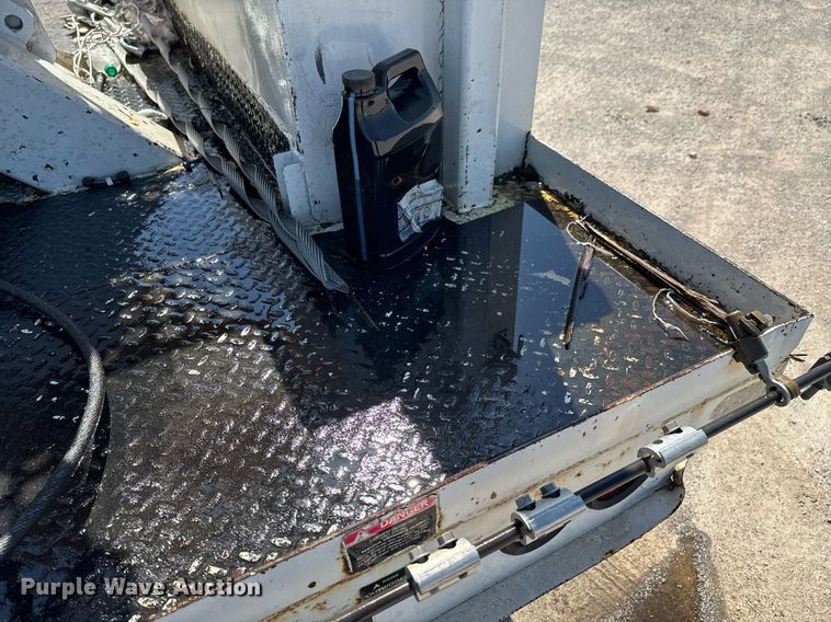 image for item DO0776 1999 International 4700 bucket truck