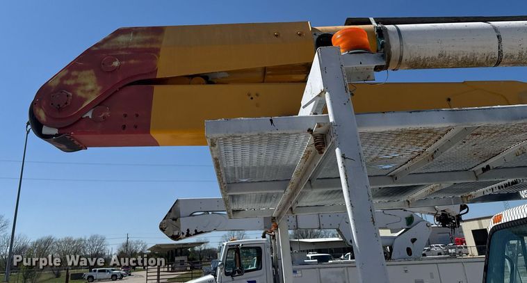 image for item DO0776 1999 International 4700 bucket truck