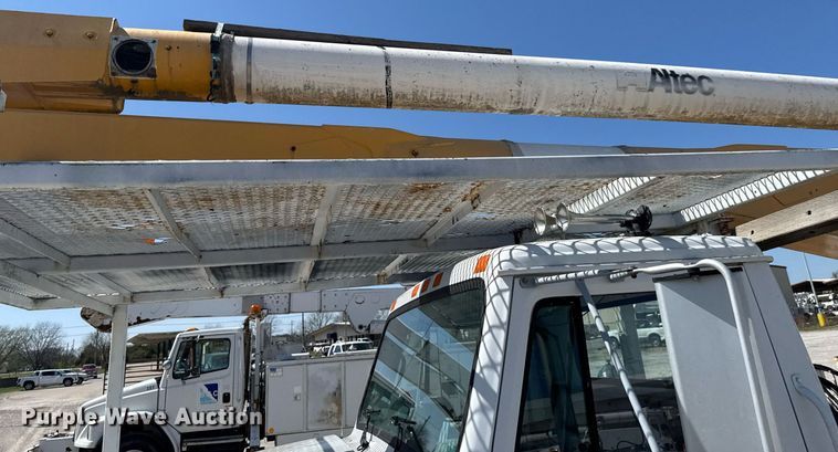 image for item DO0776 1999 International 4700 bucket truck