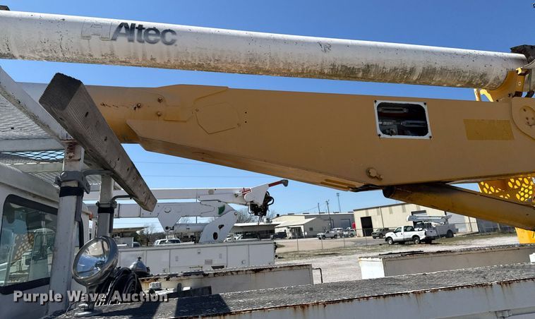 image for item DO0776 1999 International 4700 bucket truck