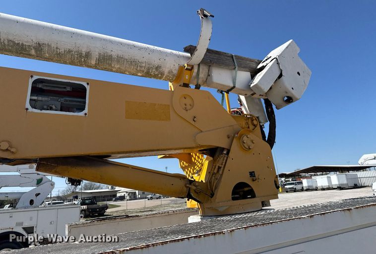 image for item DO0776 1999 International 4700 bucket truck