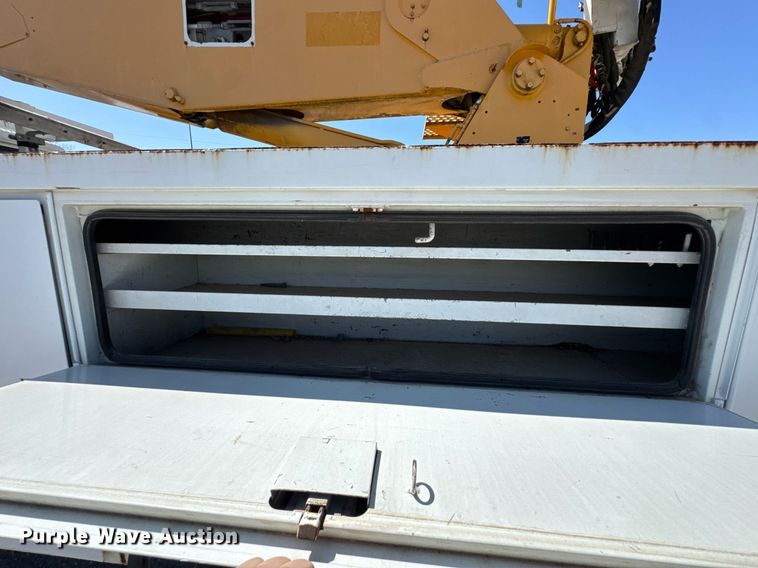 image for item DO0776 1999 International 4700 bucket truck