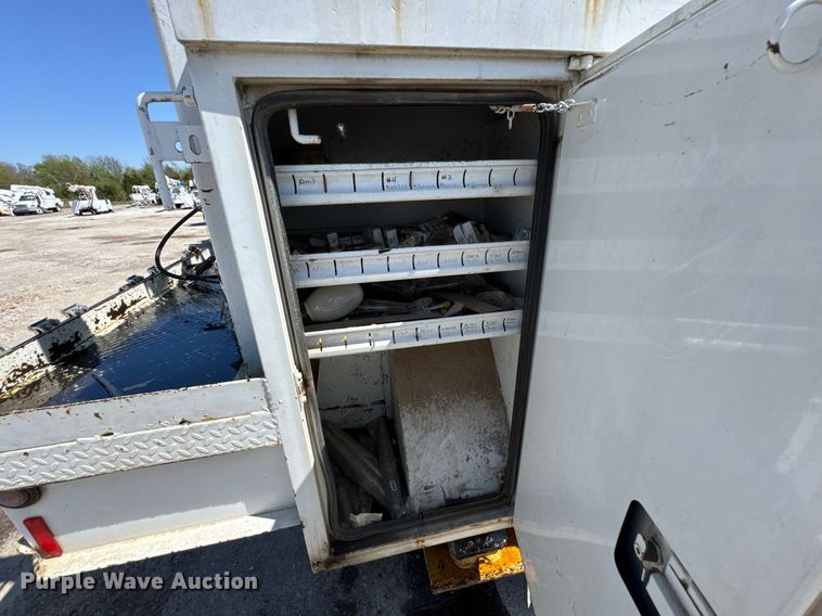 image for item DO0776 1999 International 4700 bucket truck