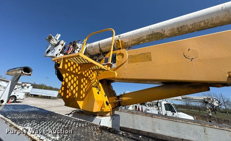 image for item DO0776 1999 International 4700 bucket truck