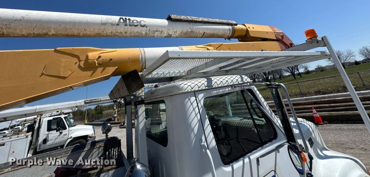 image for item DO0776 1999 International 4700 bucket truck