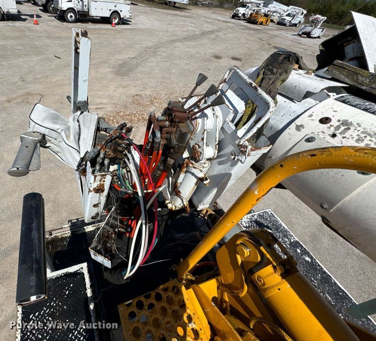 image for item DO0776 1999 International 4700 bucket truck