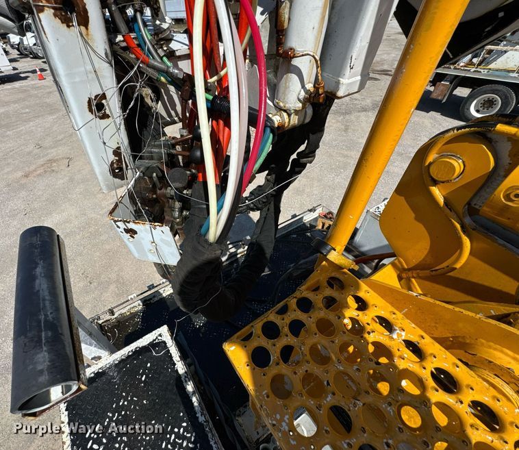 image for item DO0776 1999 International 4700 bucket truck