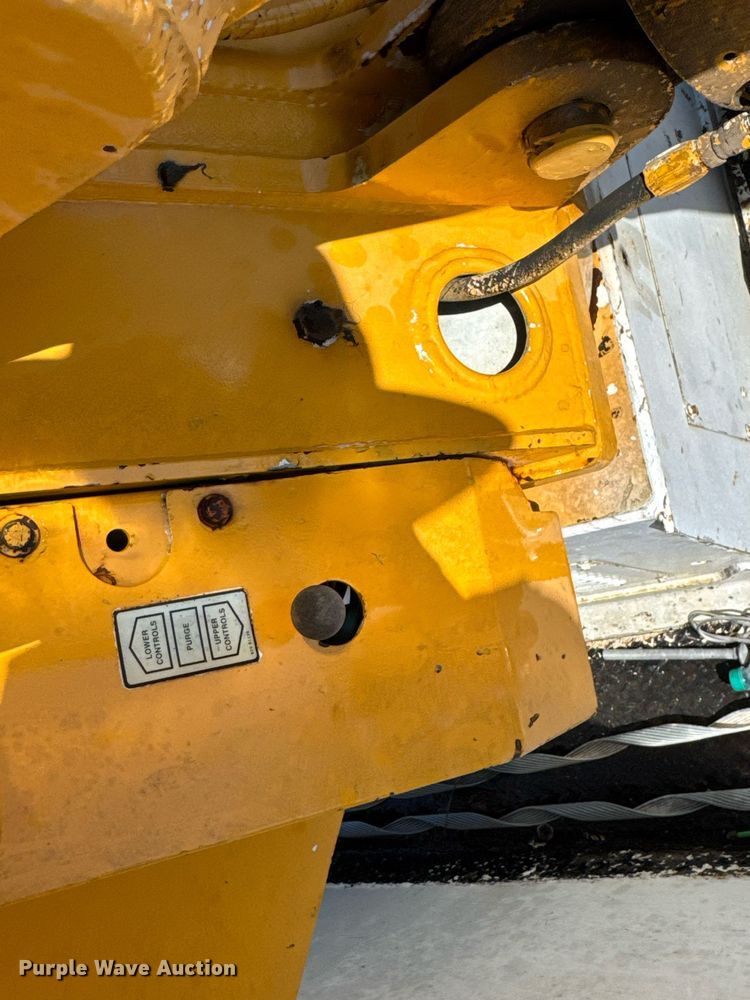 image for item DO0776 1999 International 4700 bucket truck