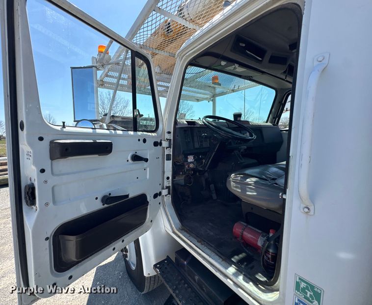 image for item DO0776 1999 International 4700 bucket truck