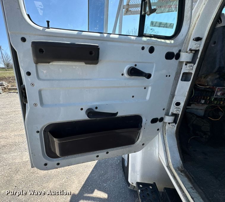 image for item DO0776 1999 International 4700 bucket truck