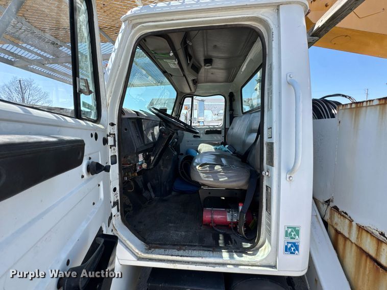 image for item DO0776 1999 International 4700 bucket truck