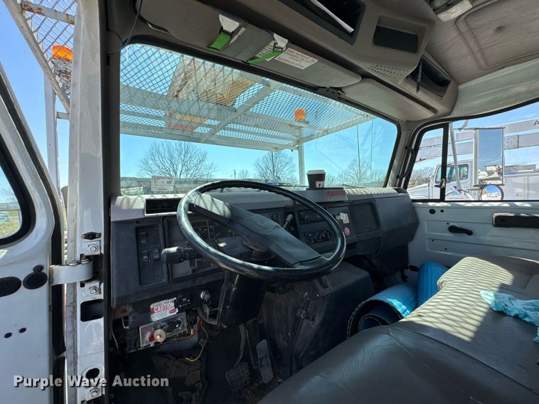 image for item DO0776 1999 International 4700 bucket truck