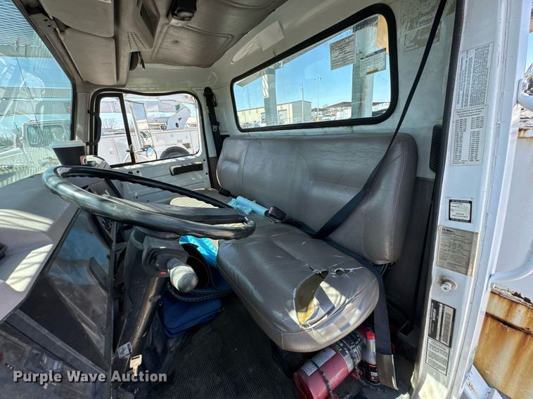 image for item DO0776 1999 International 4700 bucket truck