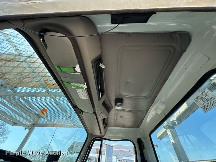 image for item DO0776 1999 International 4700 bucket truck