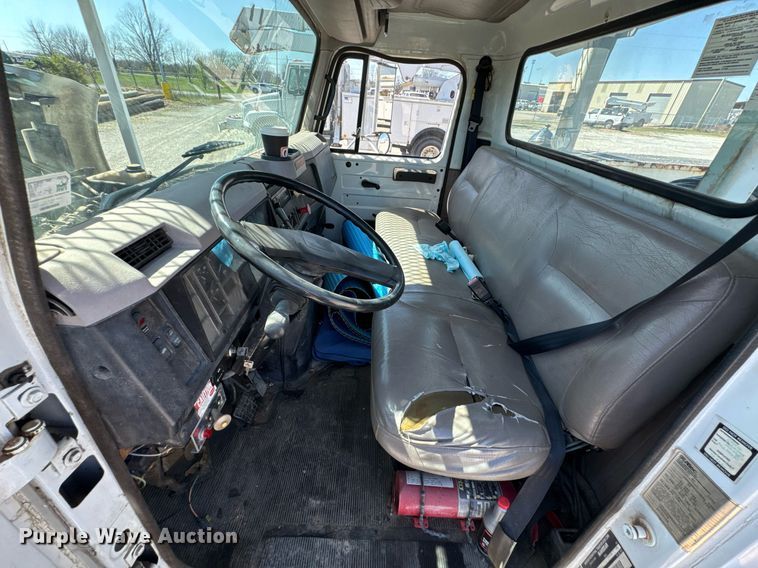 image for item DO0776 1999 International 4700 bucket truck