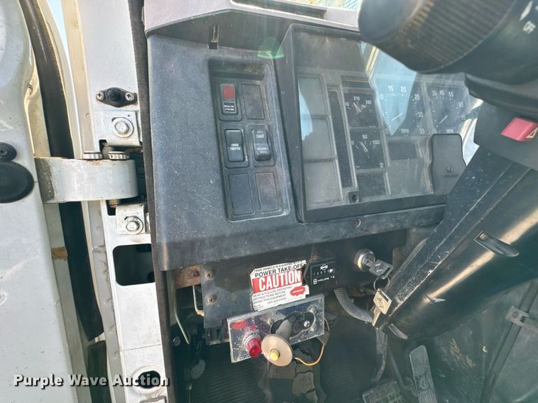 image for item DO0776 1999 International 4700 bucket truck