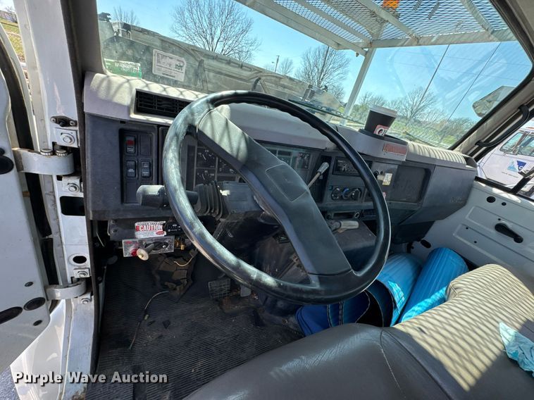 image for item DO0776 1999 International 4700 bucket truck