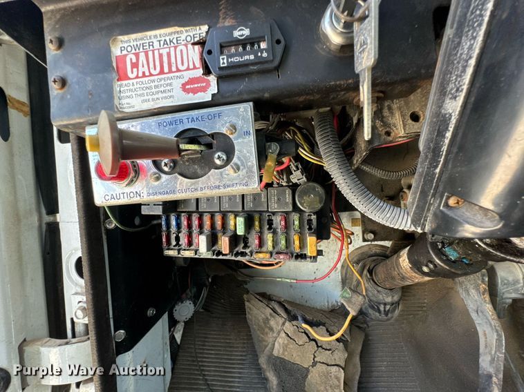 image for item DO0776 1999 International 4700 bucket truck