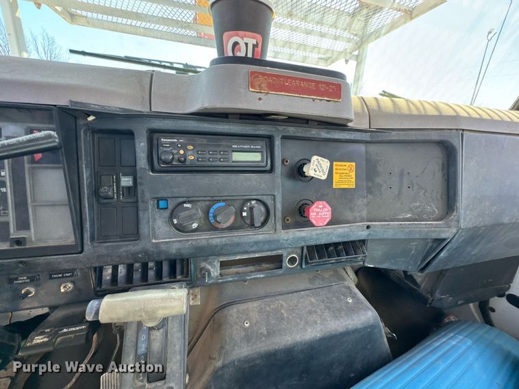 image for item DO0776 1999 International 4700 bucket truck