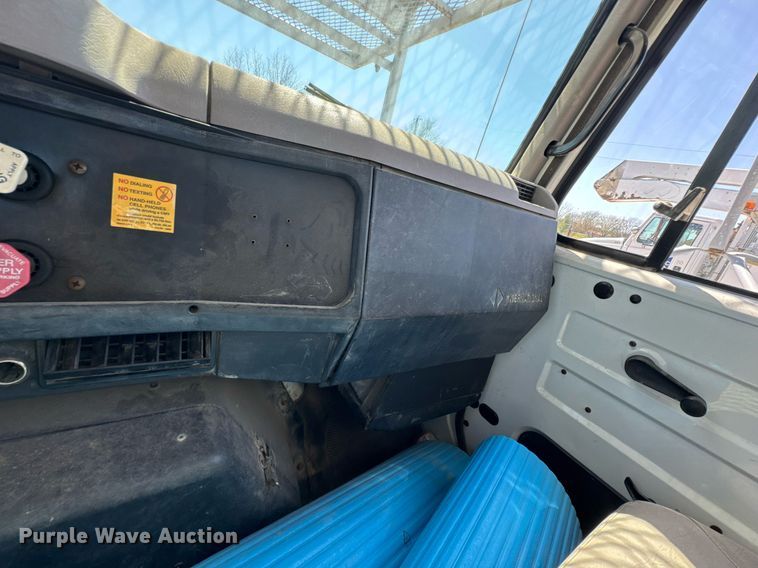 image for item DO0776 1999 International 4700 bucket truck