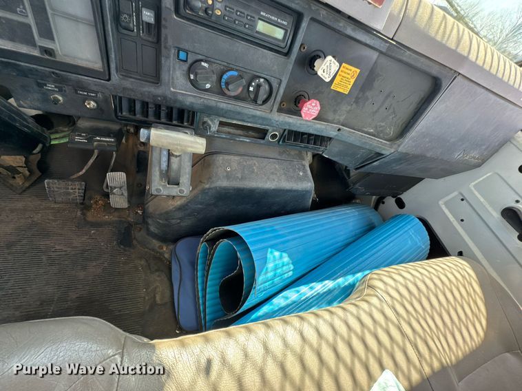 image for item DO0776 1999 International 4700 bucket truck