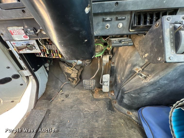 image for item DO0776 1999 International 4700 bucket truck