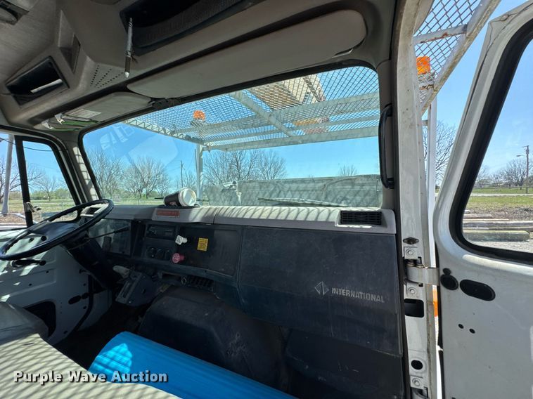 image for item DO0776 1999 International 4700 bucket truck