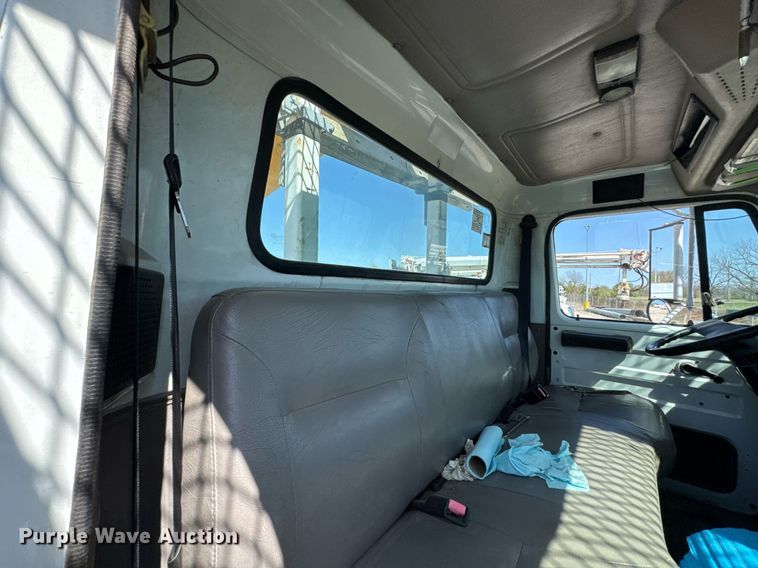 image for item DO0776 1999 International 4700 bucket truck