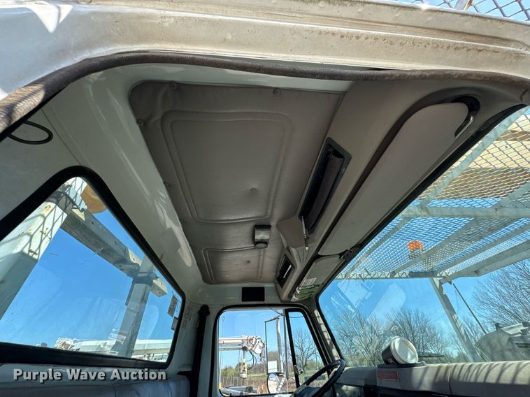 image for item DO0776 1999 International 4700 bucket truck