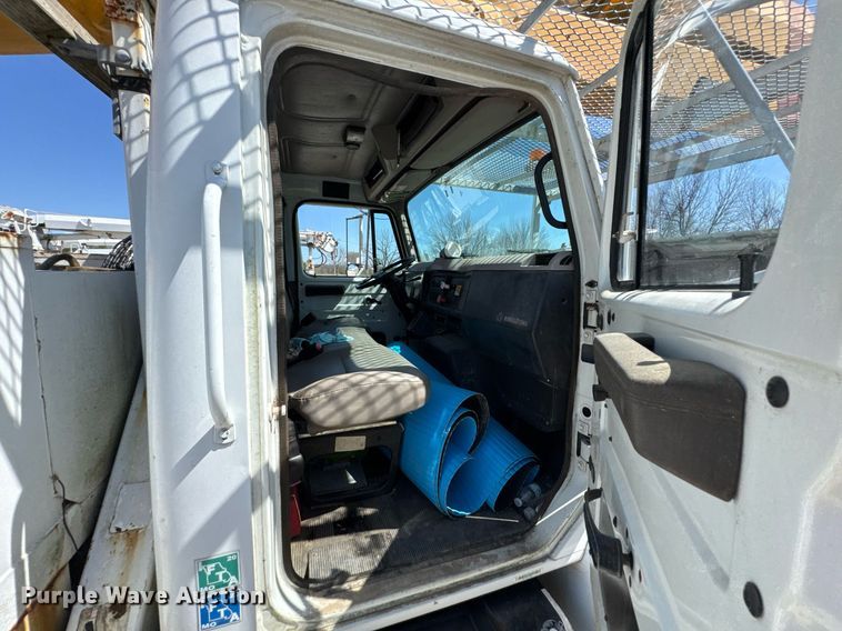 image for item DO0776 1999 International 4700 bucket truck