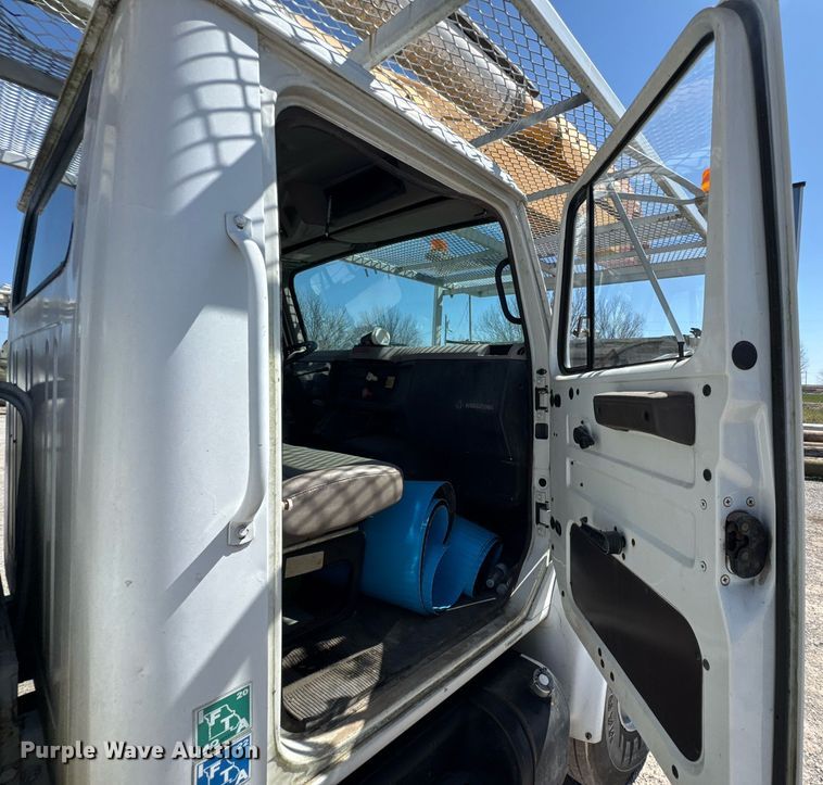 image for item DO0776 1999 International 4700 bucket truck