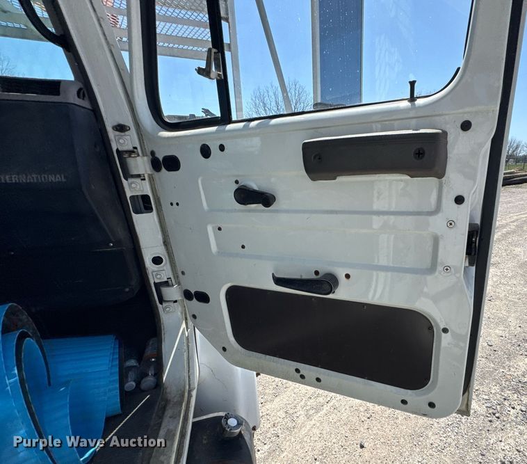 image for item DO0776 1999 International 4700 bucket truck