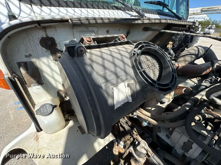 image for item DO0776 1999 International 4700 bucket truck