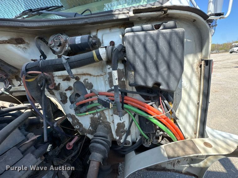 image for item DO0776 1999 International 4700 bucket truck