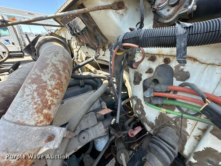 image for item DO0776 1999 International 4700 bucket truck