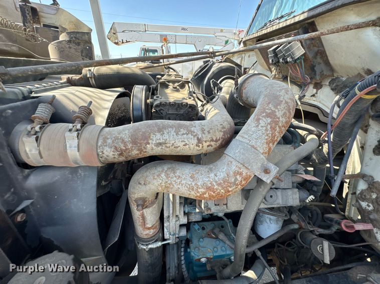 image for item DO0776 1999 International 4700 bucket truck