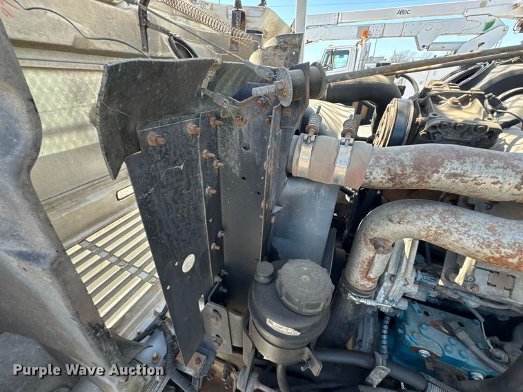 image for item DO0776 1999 International 4700 bucket truck