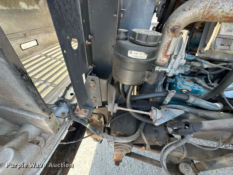 image for item DO0776 1999 International 4700 bucket truck