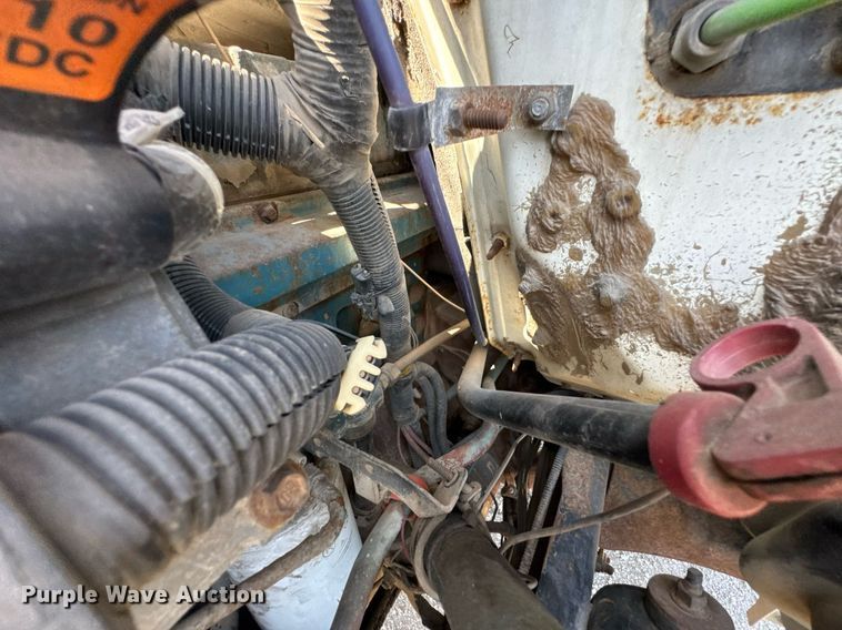 image for item DO0776 1999 International 4700 bucket truck