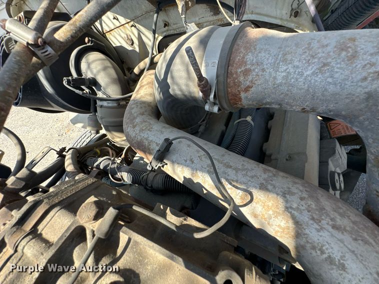 image for item DO0776 1999 International 4700 bucket truck